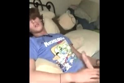 Jer and wank in bed